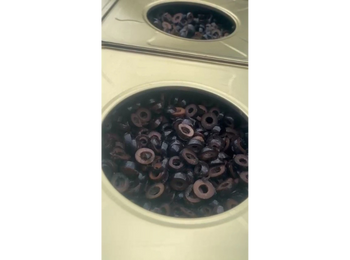 Kara sliced black olives